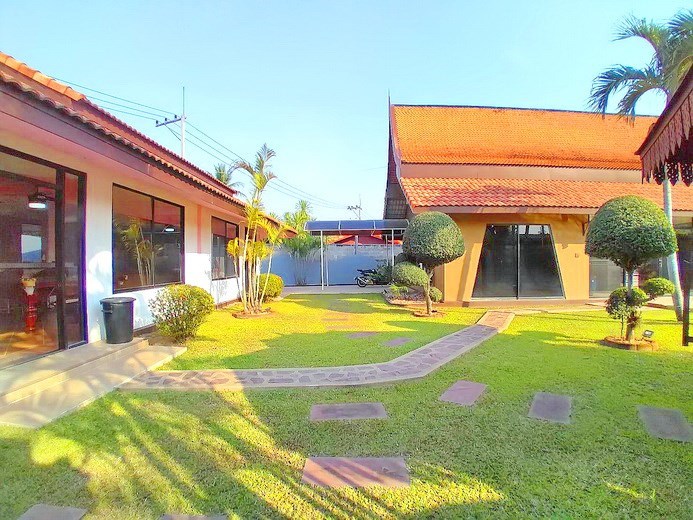 House for rent East Pattaya showing the garden House for rent East Pattaya showing the garden