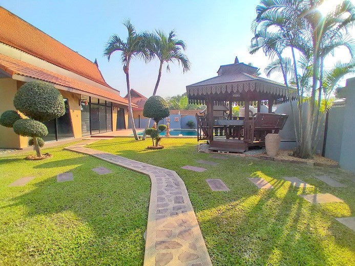 House for rent East Pattaya showing the garden and sala House for rent East Pattaya showing the garden and sala