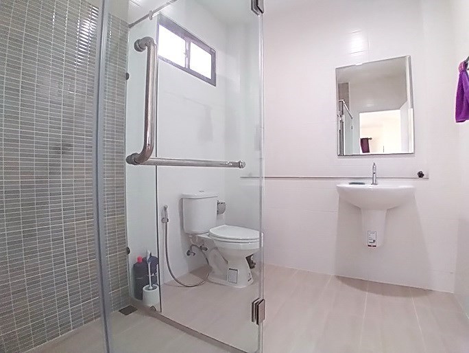 House for rent East Pattaya showing the guest bathroom House for rent East Pattaya showing the guest bathroom