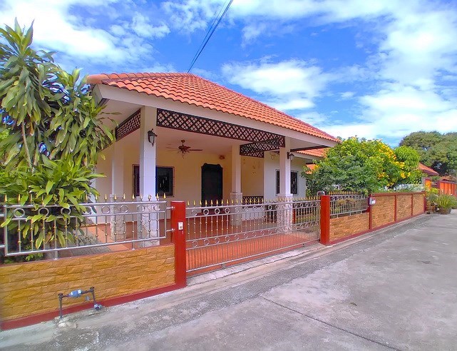 House for rent East Pattaya showing the house and carport 