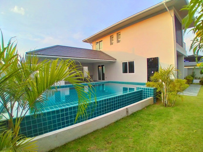 House for rent East Pattaya showing the house, garden and pool