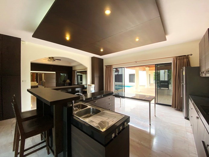 House for rent East Pattaya showing the kitchen and breakfast bar 