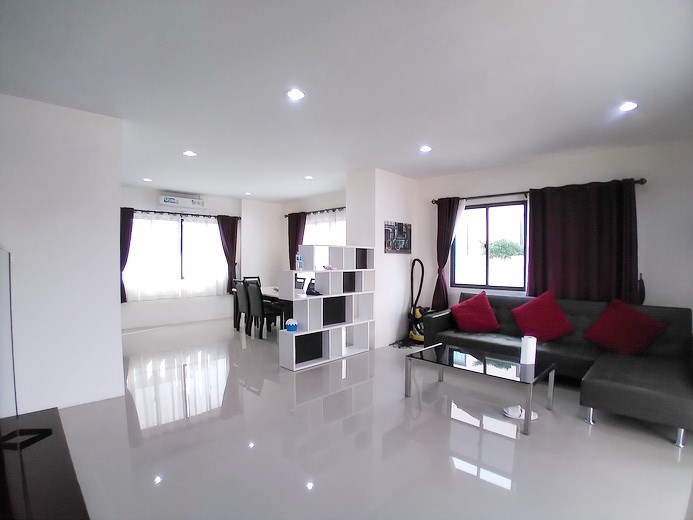 House for rent East Pattaya showing the living and dining areas House for rent East Pattaya showing the living and dining areas