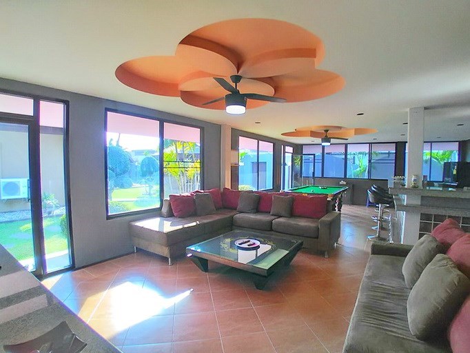 House for rent East Pattaya showing the living and entertainment areas House for rent East Pattaya showing the living and entertainment areas