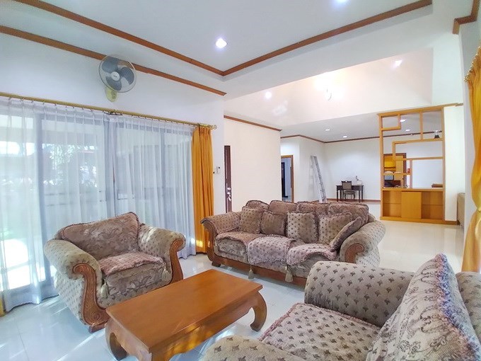 House for rent East Pattaya showing the living area 