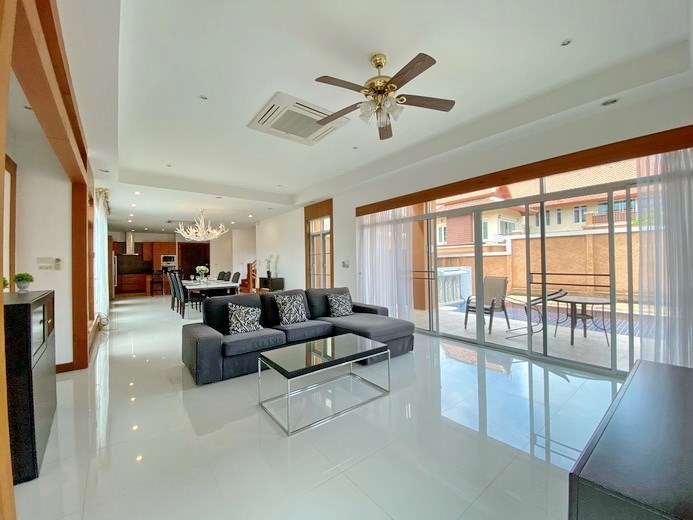 House for rent East Pattaya showing the dining and kitchen areas 