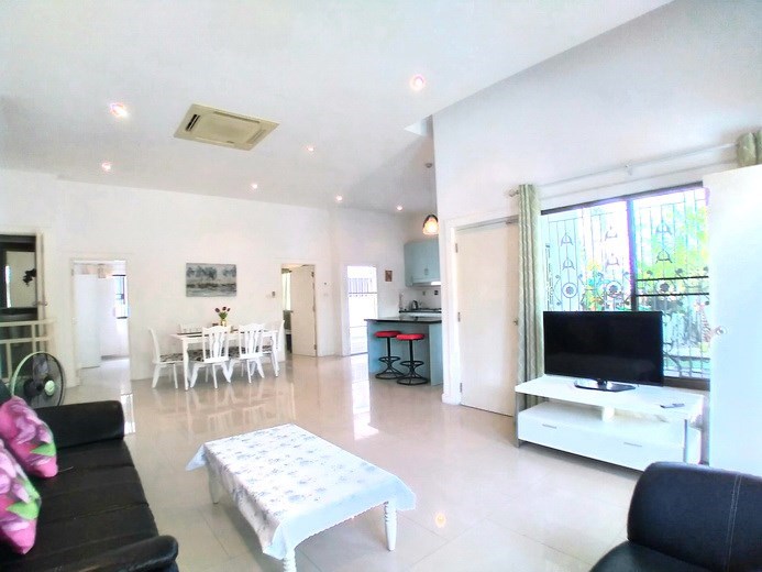 House for rent East Pattaya showing the living, dining and kitchen areas 