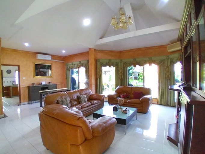 House for rent East Pattaya showing the living, dining and kitchen areas 