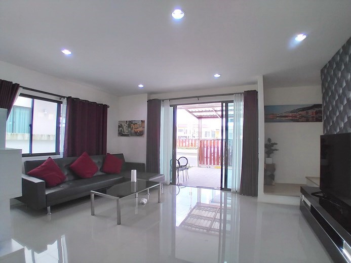 House for rent East Pattaya showing the living room House for rent East Pattaya showing the living room