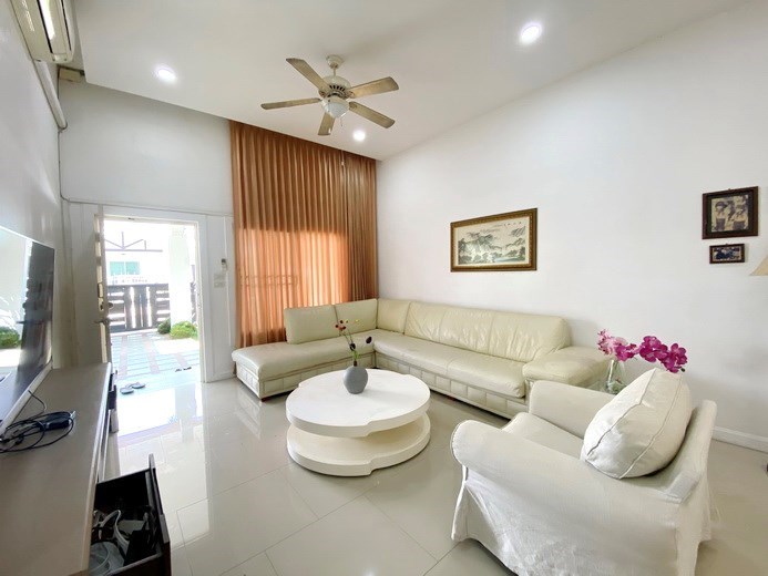 House for rent East Pattaya showing the living room  