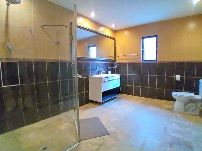 House for rent East Pattaya showing the master bathroom 