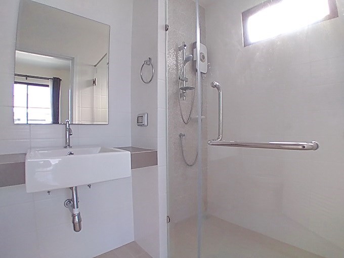 House for rent East Pattaya showing the master bathroom House for rent East Pattaya showing the master bathroom