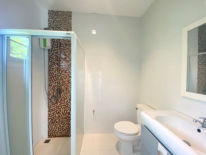 House for rent East Pattaya showing the master bathroom  