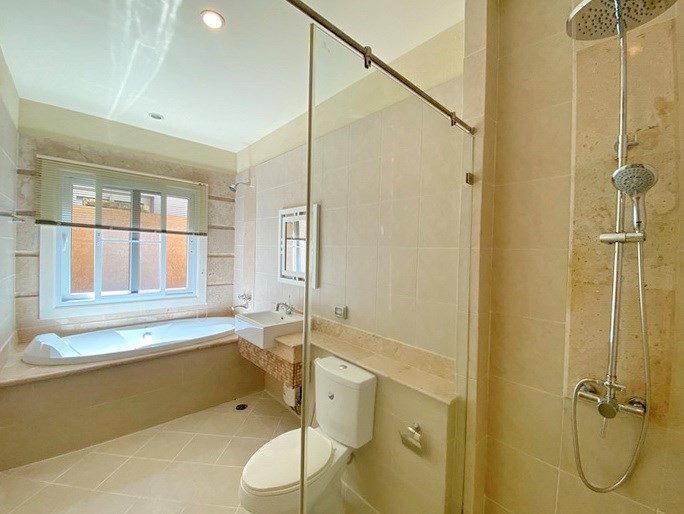 House for rent East Pattaya showing the master bathroom 