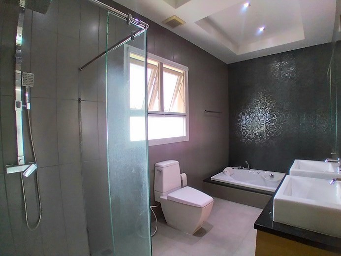 House for rent East Pattaya showing the master bathroom 