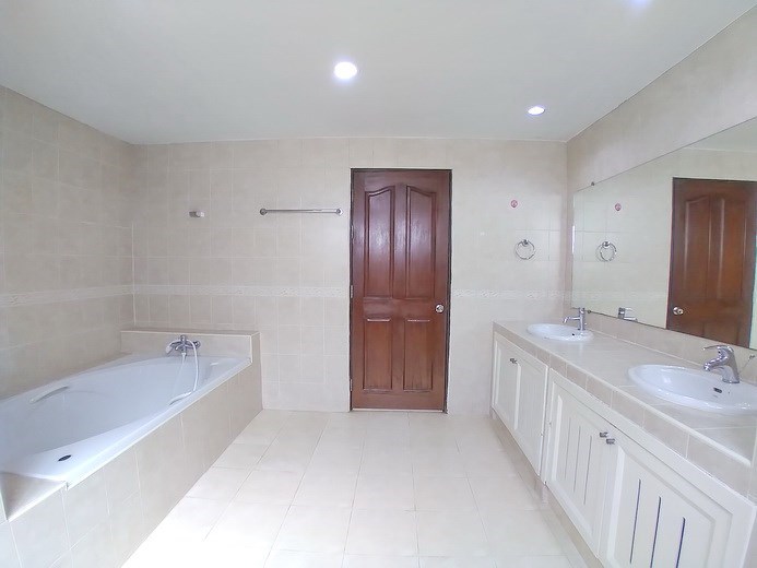 House for rent East Pattaya showing the master bathroom with bathtub 