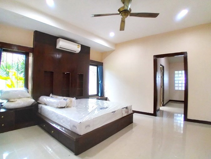 House for rent East Pattaya showing the master bedroom suite 