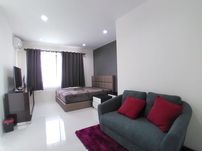 House for rent East Pattaya showing the master bedroom House for rent East Pattaya showing the master bedroom