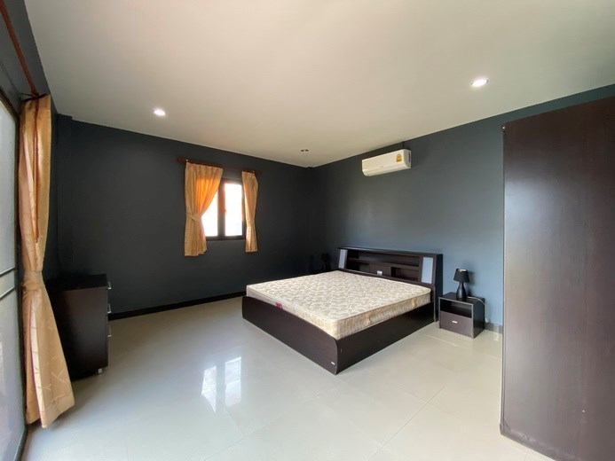 House for rent East Pattaya showing the master bedroom 