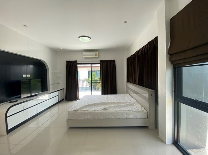 House for rent East Pattaya showing the master bedroom and balcony 