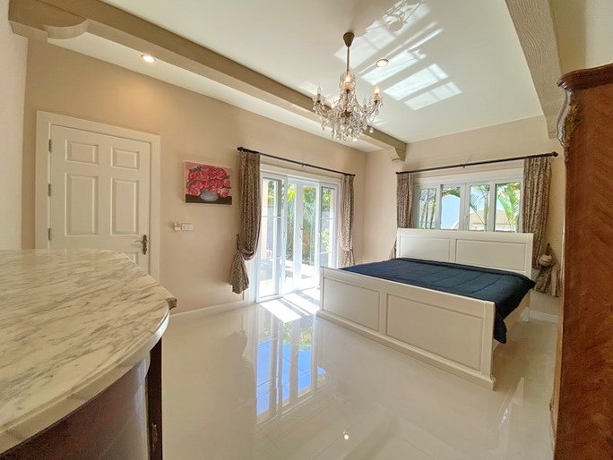 House for rent East Pattaya showing the master bedroom 