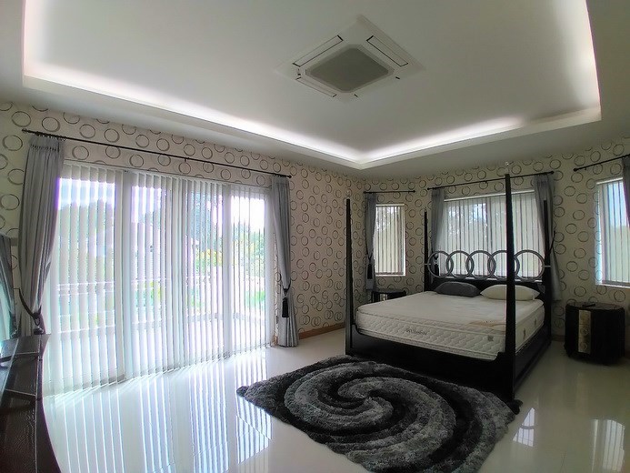 House for rent East Pattaya showing the master bedroom and balcony 