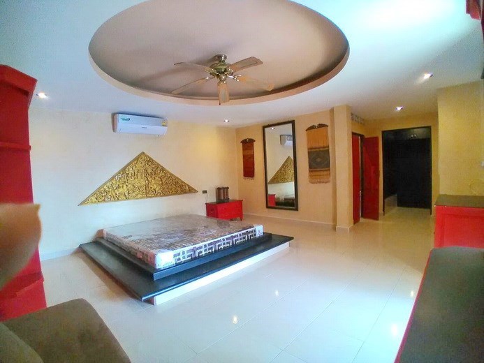 House for rent East Pattaya showing the master bedroom with walk-in wardrobes House for rent East Pattaya showing the master bedroom with walk-in wardrobes