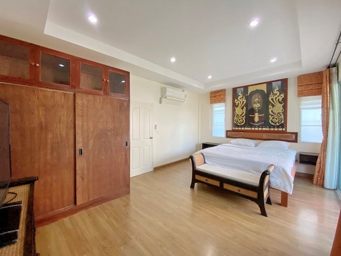 House for rent East Pattaya showing the master bedroom