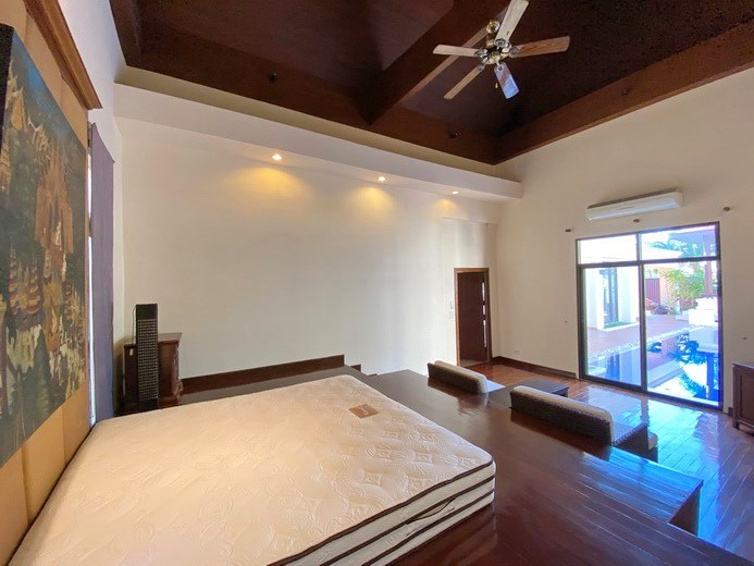 House for rent East Pattaya showing the master bedroom with pool view 