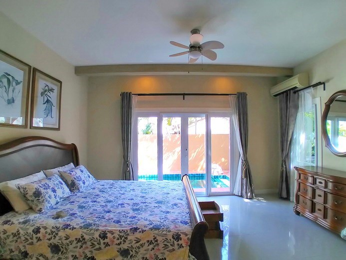 House for rent East Pattaya showing the master bedroom with pool view 