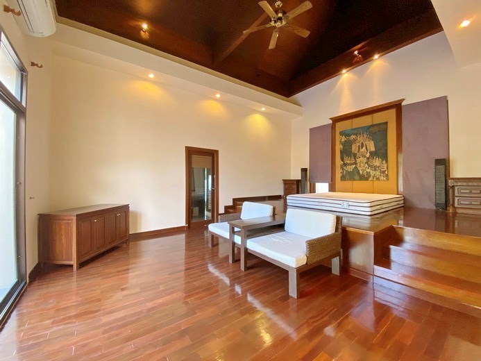 House for rent East Pattaya showing the master bedroom 