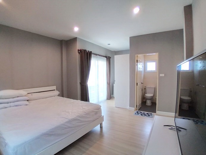 House for rent East Pattaya showing the master bedroom suite 