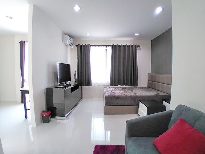House for rent East Pattaya showing the master bedroom suite House for rent East Pattaya showing the master bedroom suite