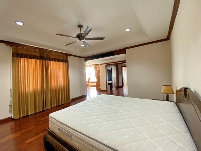 House for rent East Pattaya showing the master bedroom suite 