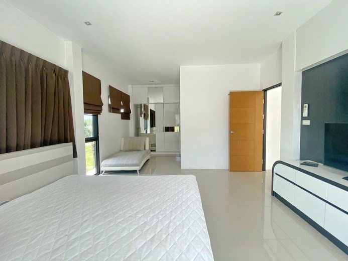 House for rent East Pattaya showing the master bedroom suite 