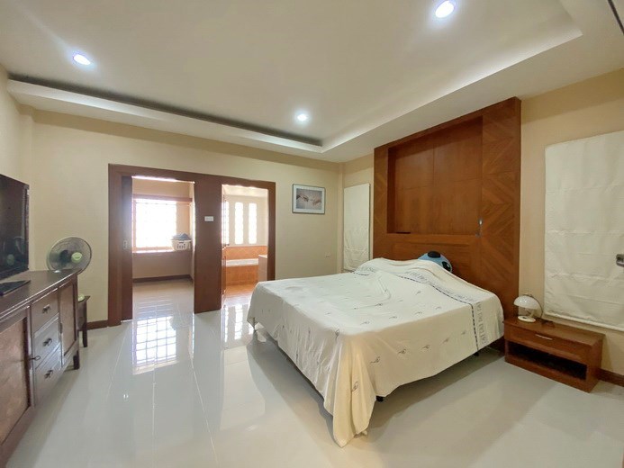 House for rent East Pattaya showing the master bedroom suite 