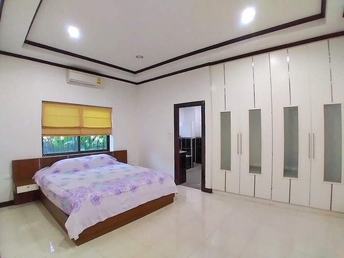 House for rent East Pattaya showing the master bedroom suite 