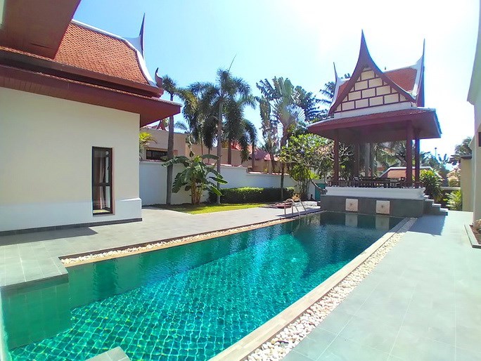 House for rent East Pattaya showing the pool and sala