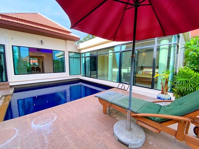 House for rent East Pattaya showing the poolside terrace 