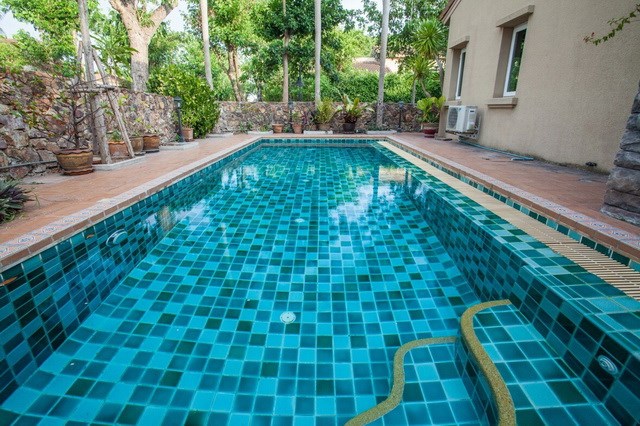 House for sale East Pattaya showing the private pool 