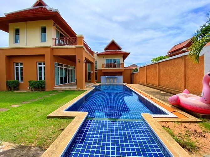 House for rent East Pattaya showing the private pool  