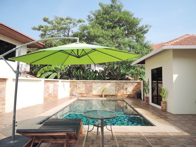 House for rent East Pattaya showing the private swimming pool 