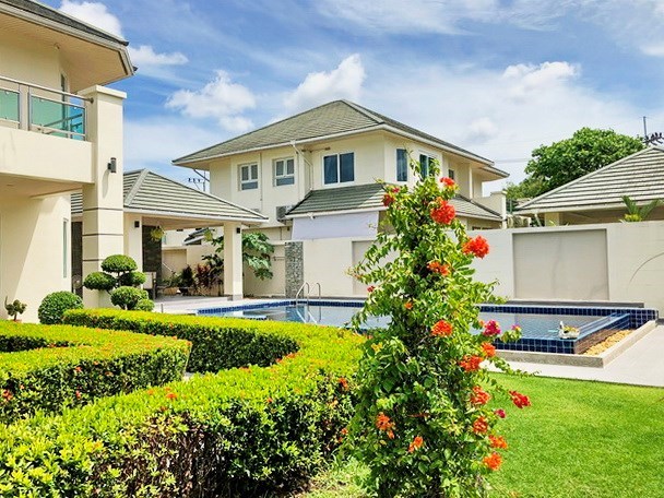House for rent East Pattaya showing the garden and pool House for rent East Pattaya showing the garden and pool