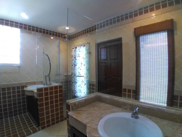 House for rent East Pattaya showing the second bathroom 