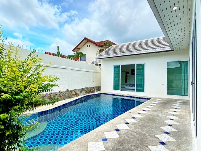 House for rent East Pattaya showing the terrace and pool 