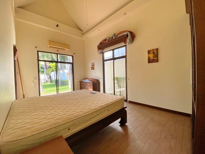 House for rent East Pattaya showing the third bedroom with garden view 