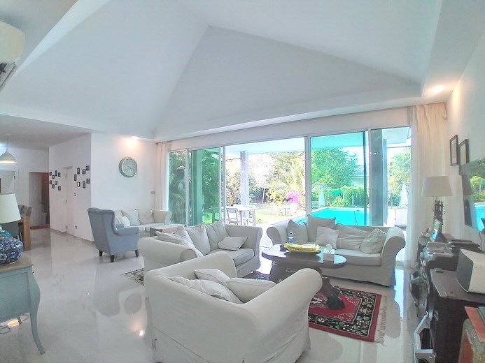 House for rent Huay Yai showing the living room with pool view House for rent Huay Yai showing the living room with pool view