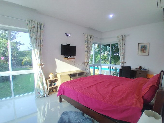House for rent Huay Yai showing the master bedroom with pool view House for rent Huay Yai showing the master bedroom with pool view