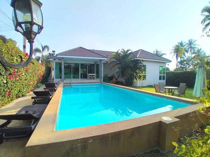 House for rent Huay Yai showing the poolside terrace and house House for rent Huay Yai showing the poolside terrace and house