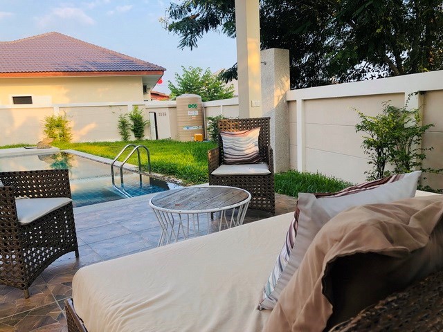 House for rent Huay Yai Pattaya showing the terrace and garden House for rent Huay Yai Pattaya showing the terrace and garden